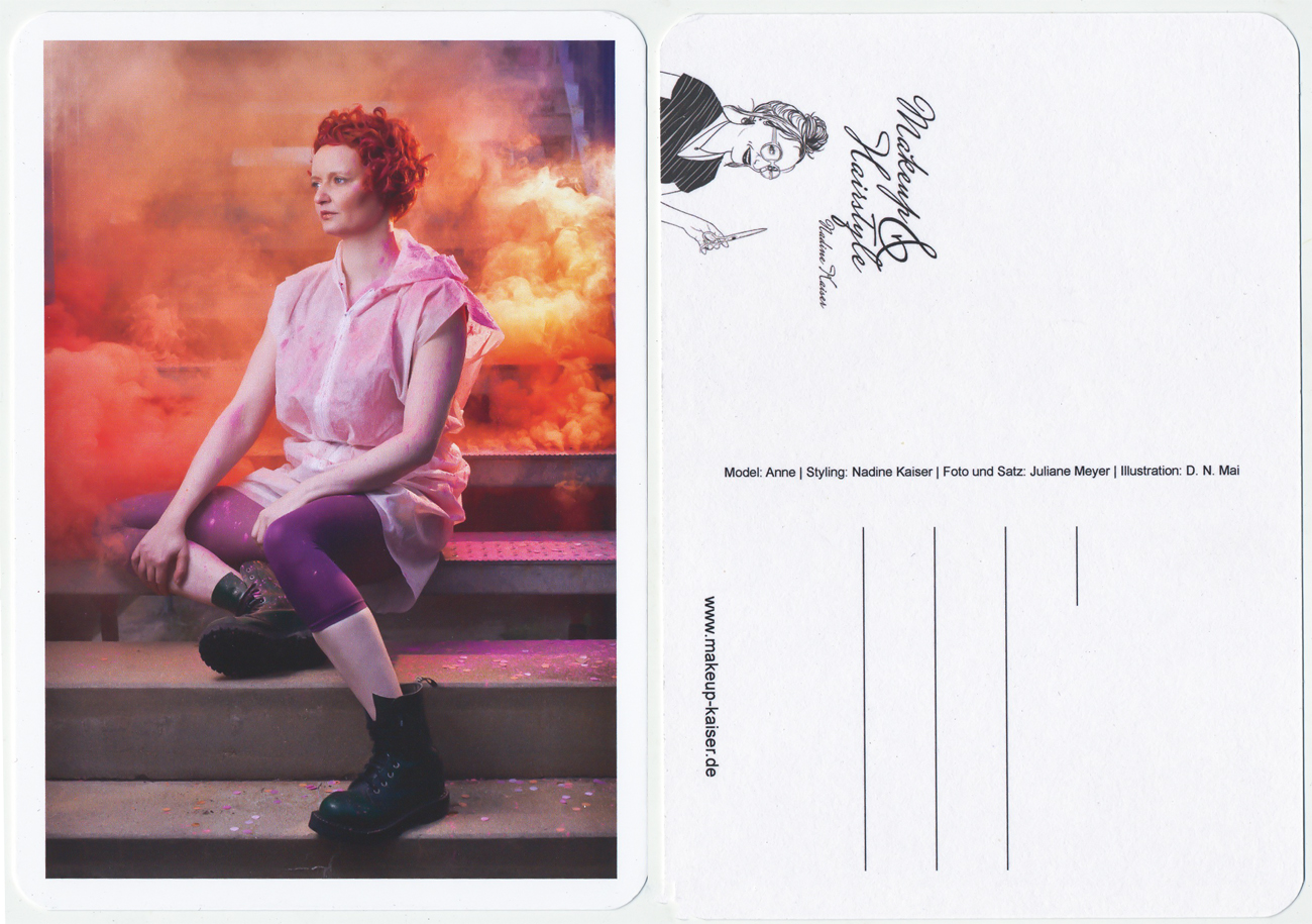 Zwei Ansichten einer Postkarte mit Porträt einer Frau mit kurzem rotem lockigem Haar.